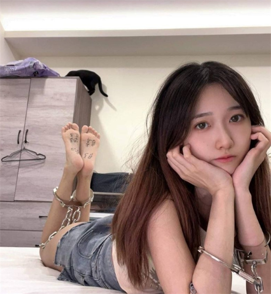 极品福利姬调教视频曝光 高清露脸舔脚尽显淫靡 舌头缠绕脚趾 令人血脉喷张!-吃瓜网