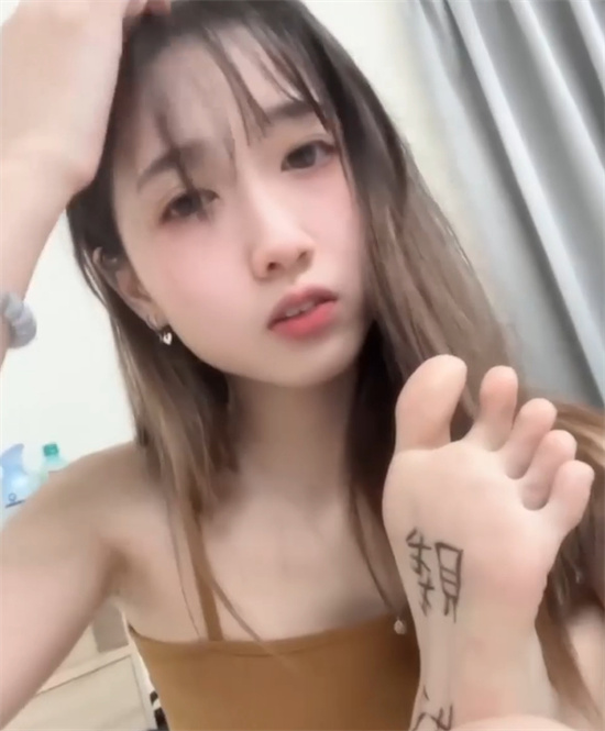 极品福利姬调教视频曝光 高清露脸舔脚尽显淫靡 舌头缠绕脚趾 令人血脉喷张!-吃瓜网