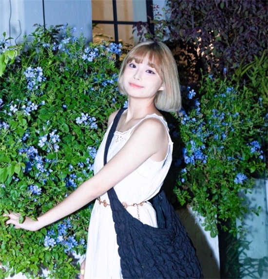 高颜值短发网美依婷 竟下海拍露脸全裸照 并让摄影师潜规则 卖力口表情享受-吃瓜网