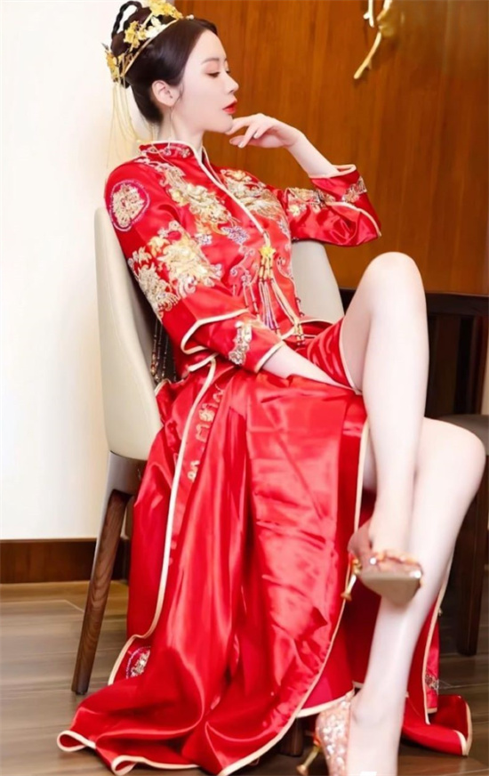 海角社区大神 会喷水的表姐新作 三周年庆姐姐穿秀禾诱惑 被猛烈输出 疯狂喷水-吃瓜网