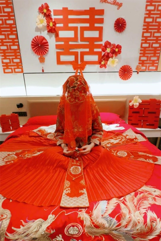 海角社区大神 会喷水的表姐新作 三周年庆姐姐穿秀禾诱惑 被猛烈输出 疯狂喷水-吃瓜网