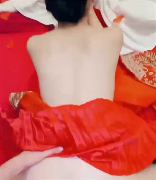 海角社区大神 会喷水的表姐新作 三周年庆姐姐穿秀禾诱惑 被猛烈输出 疯狂喷水-吃瓜网