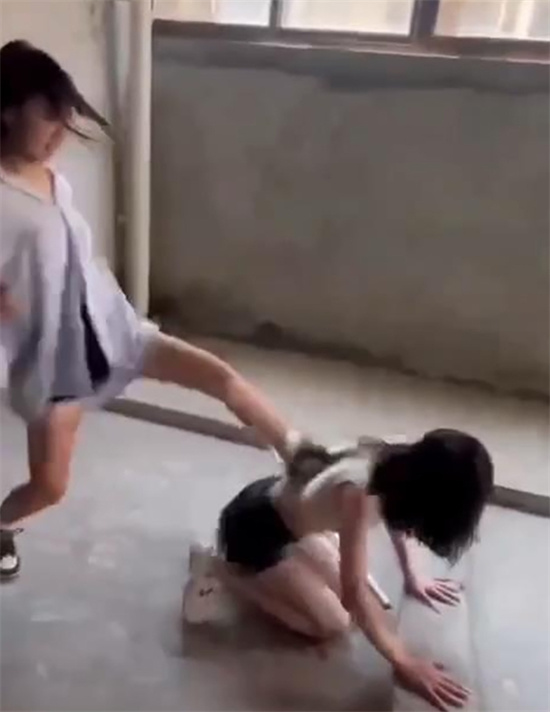 四川江油霸凌事件 引发全网家长公愤 在校少女被扇嘴巴暴力飞踹围殴扒衣-吃瓜网