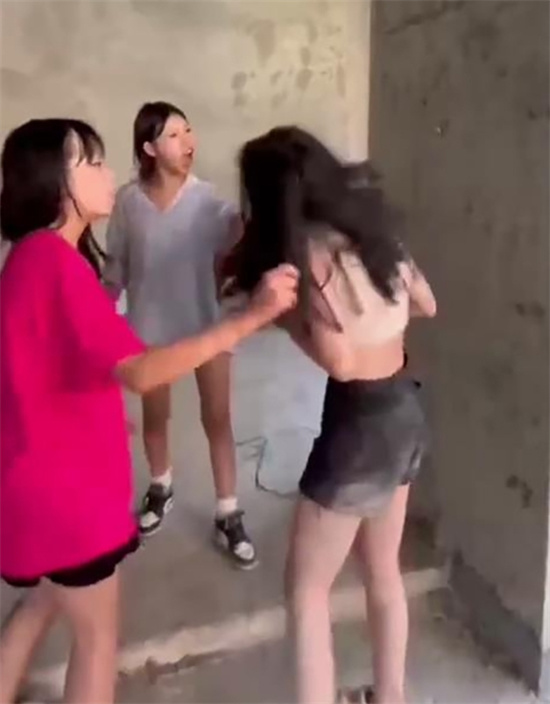 四川江油霸凌事件 引发全网家长公愤 在校少女被扇嘴巴暴力飞踹围殴扒衣-吃瓜网