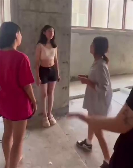 四川江油霸凌事件 引发全网家长公愤 在校少女被扇嘴巴暴力飞踹围殴扒衣-吃瓜网