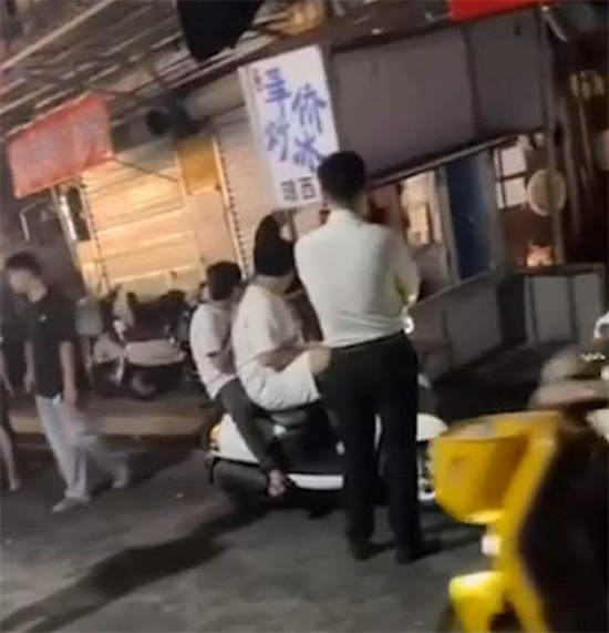 广西南宁琅西菜市站街女后续 火爆全网后竟排起长龙队 小姐姐接客忙到冒烟!-吃瓜网