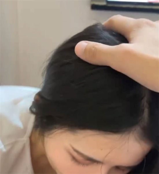 潍坊小米汽车4S店女主播杉杉私密视频意外流出 甜美直播人设引热议-吃瓜网