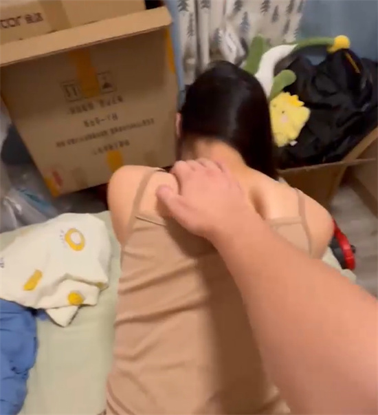 潍坊小米汽车4S店女主播杉杉私密视频意外流出 甜美直播人设引热议-吃瓜网