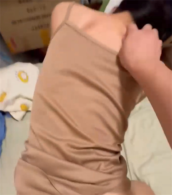 潍坊小米汽车4S店女主播杉杉私密视频意外流出 甜美直播人设引热议-吃瓜网