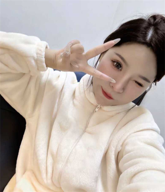 湖北某大学富家女涉世未深 被男友哄骗拍下私密视频 调教的服从性极高-吃瓜网