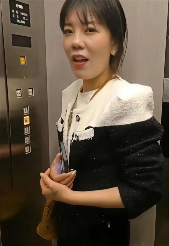 电梯少妇孙晔子 再度爆红网络 丰腴美女跪地多视角风骚呈现-吃瓜网