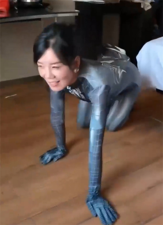 电梯少妇孙晔子 再度爆红网络 丰腴美女跪地多视角风骚呈现-吃瓜网